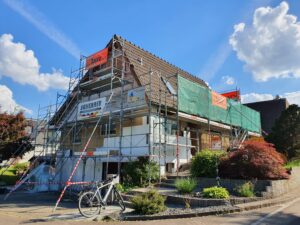 Gerüstung, Aussenwärmedämmung und Malerarbeiten in Henggart