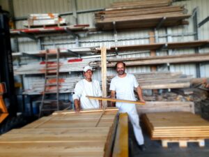 Holz grundieren im Werkhof
