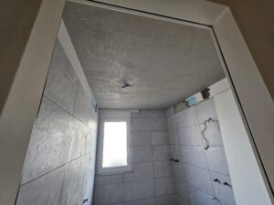 Verputzen einer Badezimmerdecke